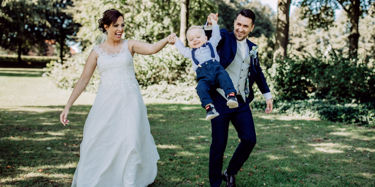 Glückliche Familie beim Hochzeitsshooting nach der Hochzeit