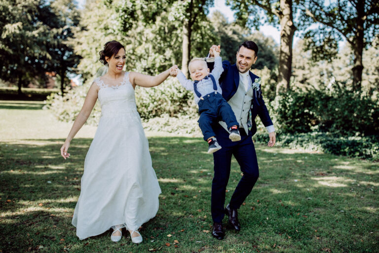 Glückliche Familie beim Hochzeitsshooting nach der Hochzeit
