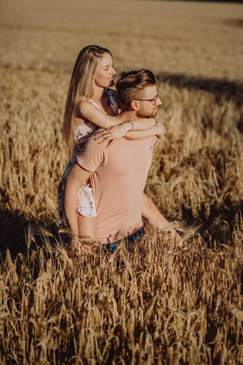 Paarshooting im Sommer im Kornfeld in Vechta