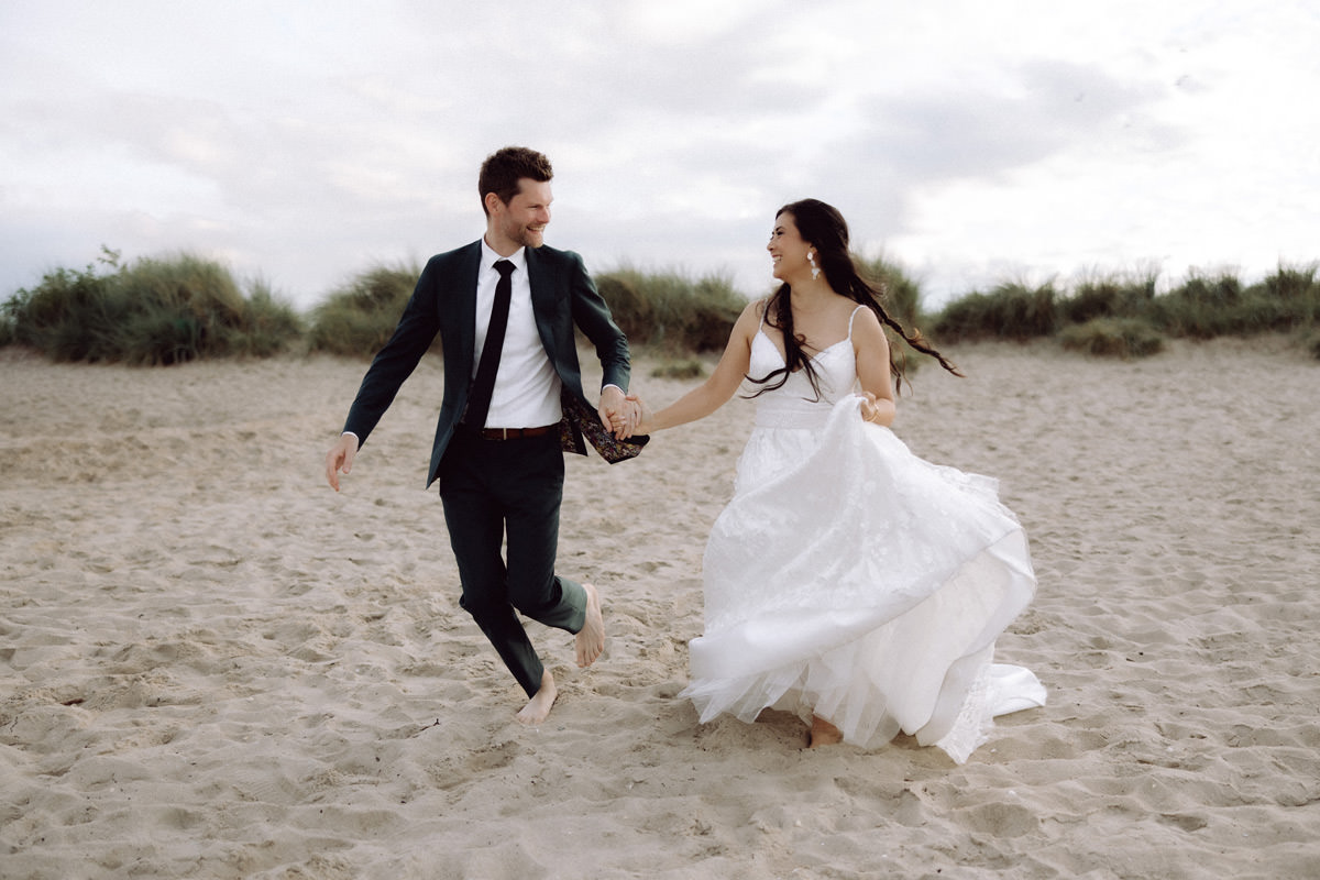lichtbildlars-hochzeitsfotograf-styled-shoot-brautpaar-strand-walk-