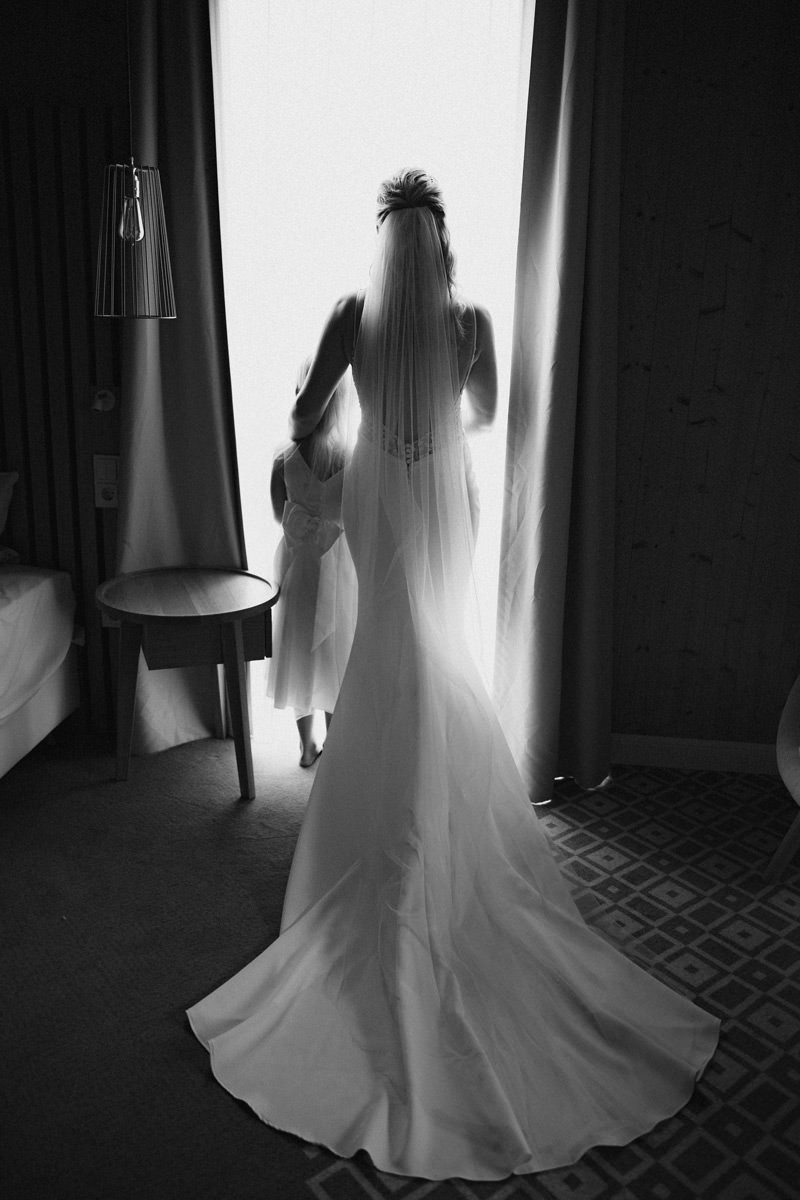 lichtbildlars-hochzeitsfotograf-freie-trauung-braut-silhouette-fenster-