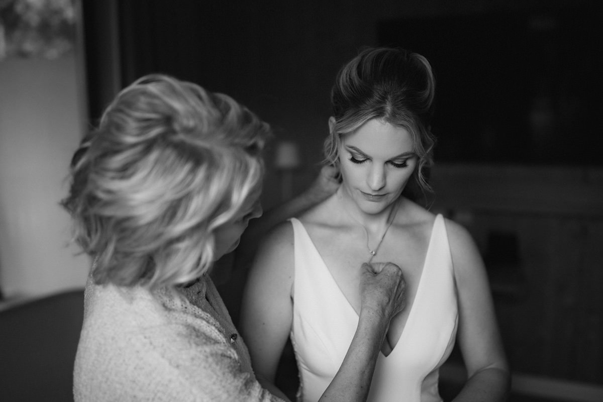 lichtbildlars-hochzeitsfotograf-freie-trauung-emotionaler-moment-schwarzweiss