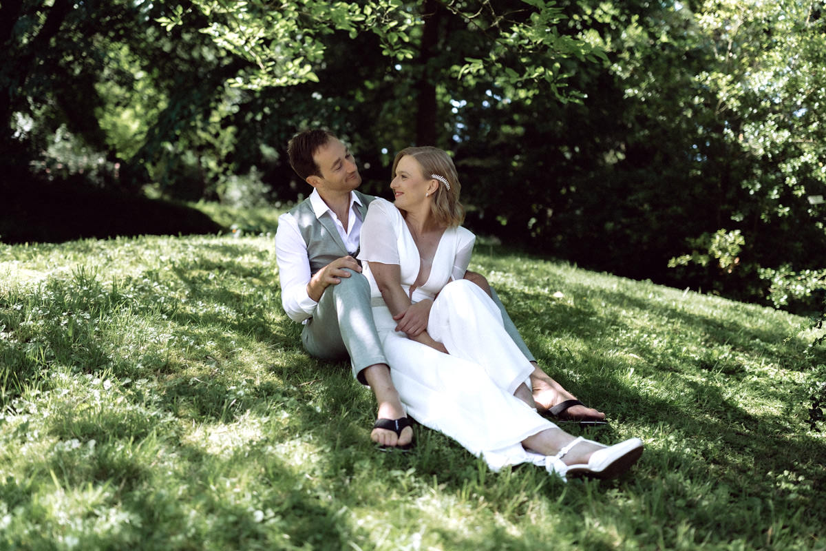 lichtbildlars-hochzeitsfotograf-hochzeit-2025-06-20-brautpaar-Natur-sitzen