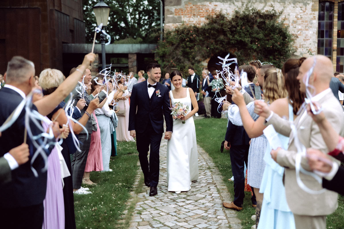 lichtbildlars-hochzeitsfotograf-hochzeit-auszug-jubel-reportage