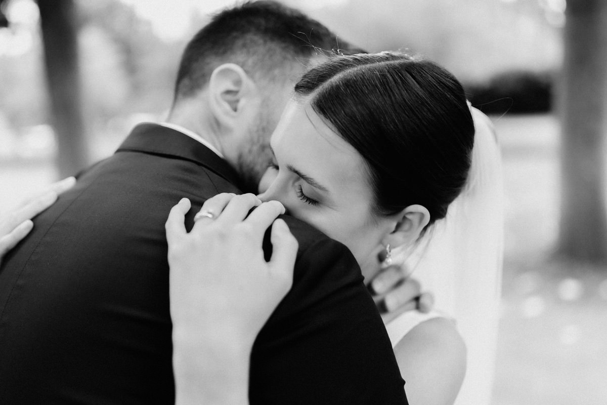 lichtbildlars-hochzeitsfotograf-hochzeit-brautpaar-kuss-schwarzweiss