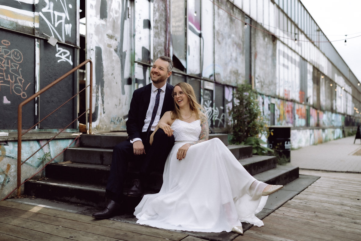 lichtbildlars-hochzeitsfotograf-hochzeit-2025-08-02-brautpaar-sitzen