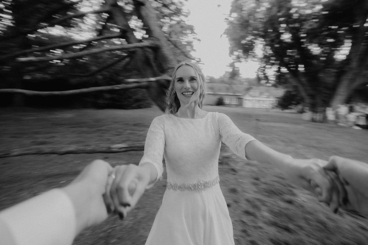 lichtbildlars-hochzeitsfotograf-hochzeit-brautpaar-kuss-schwarzweiss