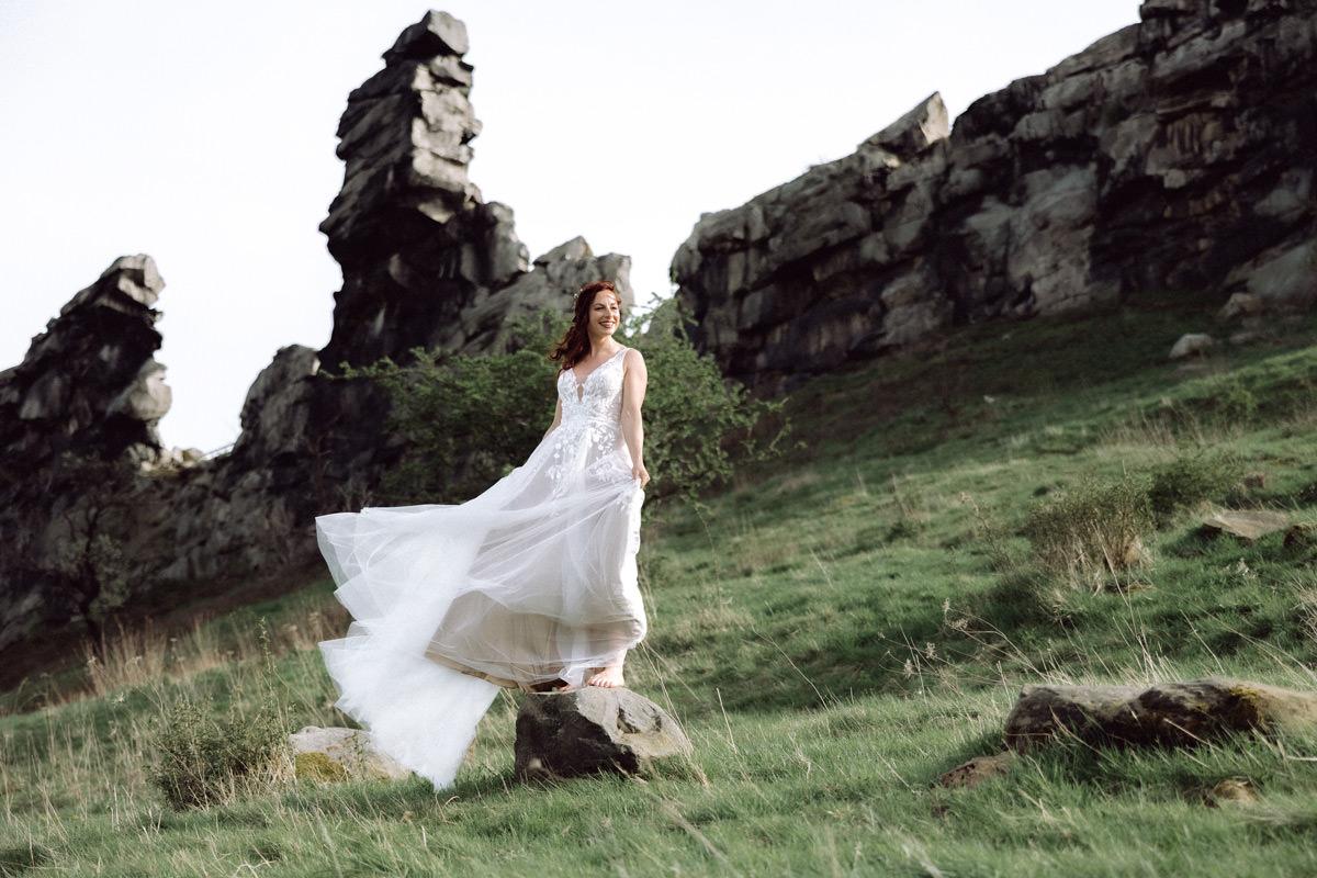 lichtbildlars-hochzeitsfotograf-paarshooting-braut-landschaft