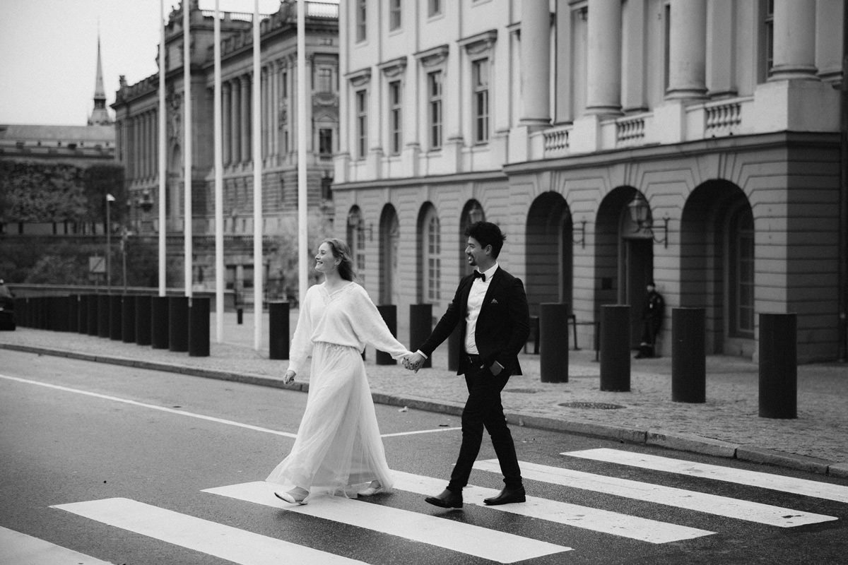 lichtbildlars-hochzeitsfotograf-paarshooting-brautpaar-citywalk-schwarzweiss